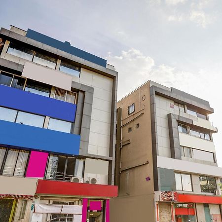 Capital O Maple View Hotell Naroda Exteriör bild