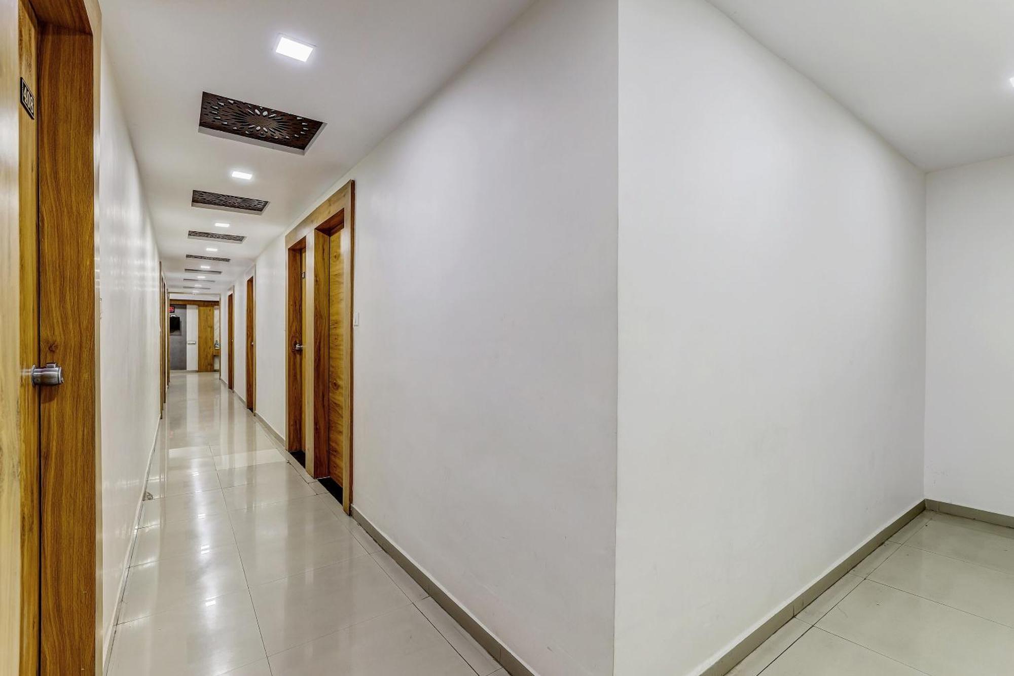 Capital O Maple View Hotell Naroda Exteriör bild