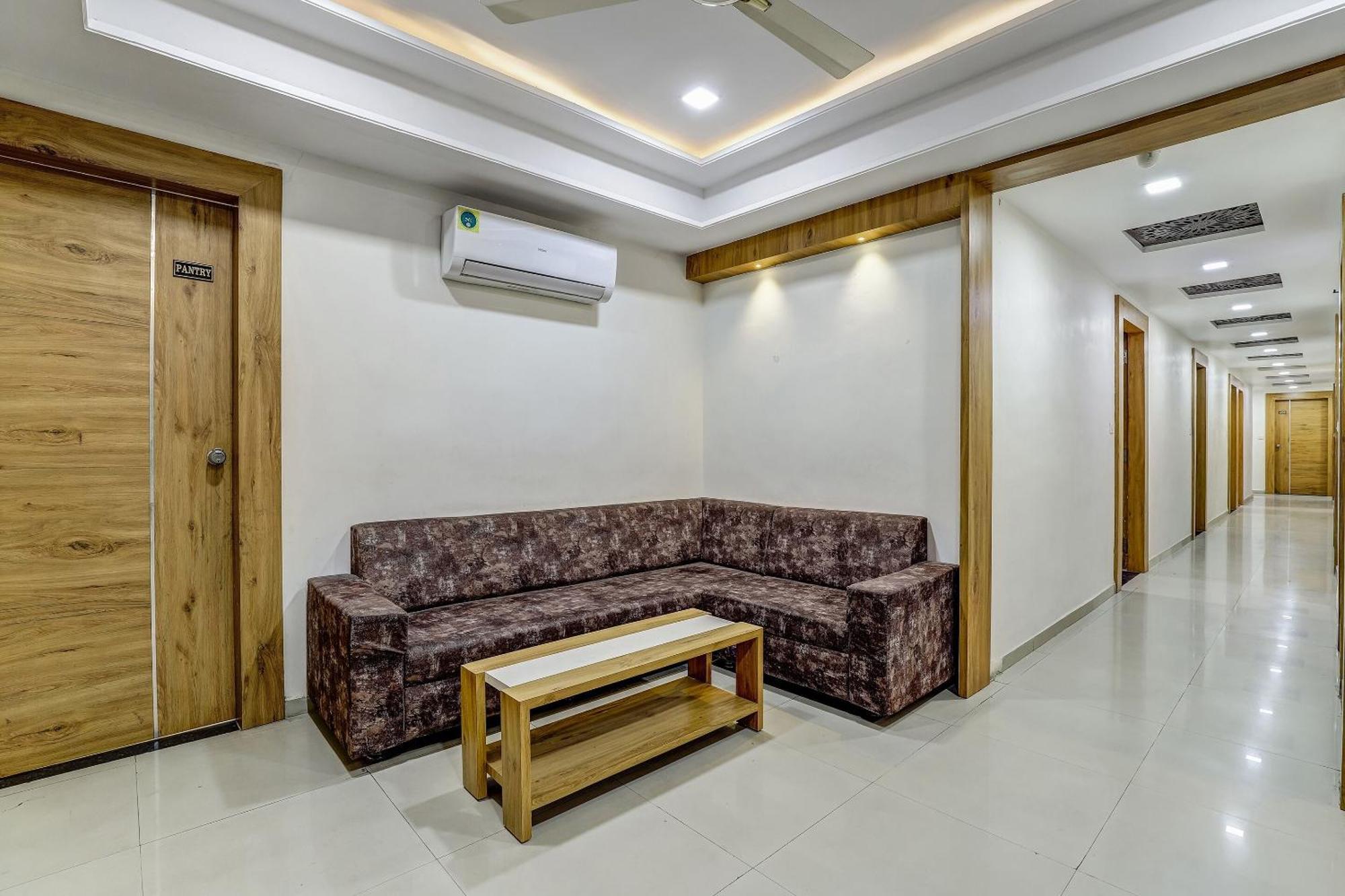 Capital O Maple View Hotell Naroda Exteriör bild