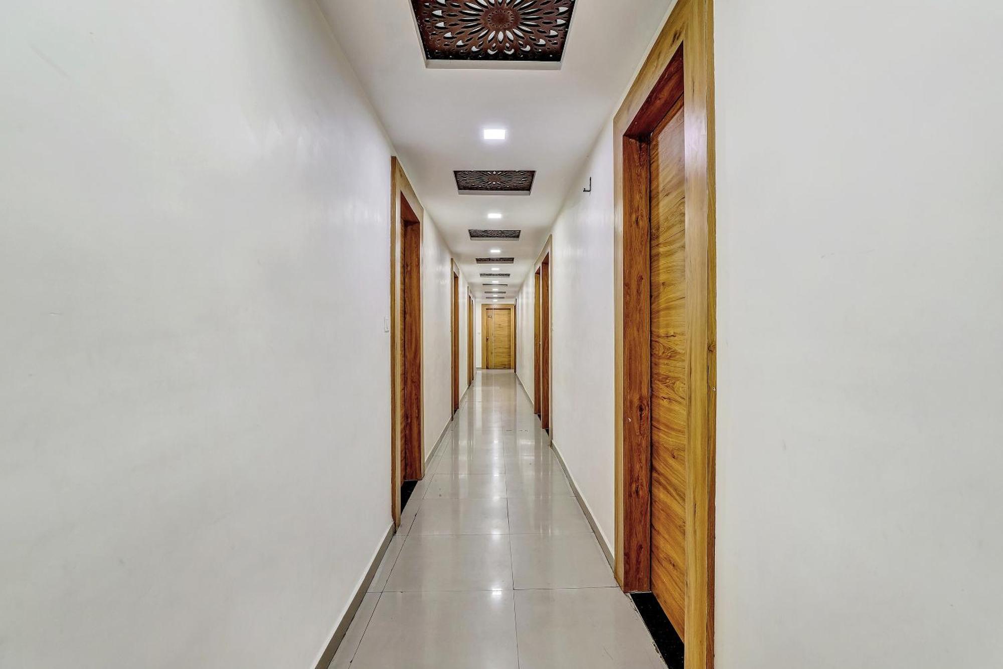 Capital O Maple View Hotell Naroda Exteriör bild